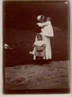 Photographie Photo Vintage Snapshot Anonyme Mode Enfant Nounou Nourrice  - Personnes Anonymes