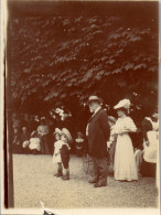 Photographie Photo Vintage Snapshot Anonyme Mode Enfant Groupe Parc  - Other & Unclassified