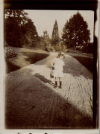 Photographie Photo Vintage Snapshot Anonyme Mode Enfant Soleil Lumière - Personnes Anonymes