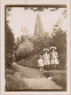 Photographie Photo Vintage Snapshot Anonyme Mode Enfant Trio Soeurs Jardin  - Personnes Anonymes