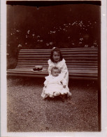 Photographie Photo Vintage Snapshot Anonyme Mode Enfant Soeurs Jardin Banc  - Personnes Anonymes