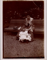 Photographie Photo Vintage Snapshot Anonyme Mode Enfant Femme Jardin Banc  - Personnes Anonymes