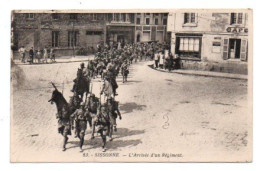 Carte Postale Ancienne - Dép. 02 - SISSONNE - Arrivée D' Un Régiment - Casernes