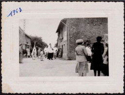 Jolie Photographie D'une Communion à Situer : Saint Hilaire De Harcouët? Cf Verso, 30 Mai 1953, 11x8,3 Cm - Autres & Non Classés