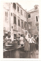 Croatie - DUBROVNIK - Marché - Paysanne - Photographie Ancienne 5,9 X 8,7 Cm - Voyage En Yougoslavie En 1951 - (photo) - Croatie