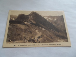 BAGNERES DE BIGORRE ( 65 Hautes Pyrenees )  LE COL DU TOURMALET DESCENTE VERS BAREGES TRES ANIMEES VIEILLES AUTOS - Bagneres De Bigorre