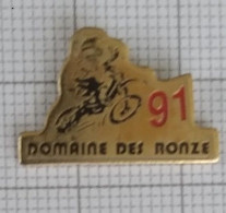 Pin's Domaine Des Ronze 91 Moto Motocross 69 Rhone - Motorfietsen