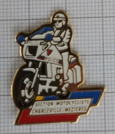 Pin's POLICE SECTION MOTOCYCLISTE CHARLEVILLE MEZIERES 08 ARDENNES - Polizei