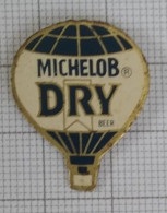 Pin's MICHELOB DRY BEER - Bière Mongolfiere - Mongolfiere