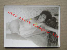Pin Up Girl - In Bed With A Cigarette ... - Personnes Anonymes