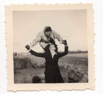 Snapshot Mini Photo Carré Femme  Superbe Acrobatie Sur Le Dos Lebienne 50s Romantisme Love Etc - Personnes Anonymes