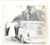 Photo D'une Bonne Soeur Avec Une 4L Renault - Automobile