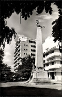 CPA Léopoldville Belgisch Kongo Zaire, Monument Des Aviateurs Et Building Forescom - Sonstige & Ohne Zuordnung