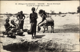 CPA Dakar Senegal, Wüstenregionen, Behelfsbrunnen Im Sand - Costumes