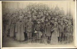 Photo CPA Deutsche Und Russische Soldaten, Verbrüderung 1917/18 An Der Dünafront, Waffenstillstand - Andere & Zonder Classificatie