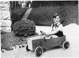 Photo  D'un Garçon Dans Une Voiture à Pedalles - Personnes Anonymes