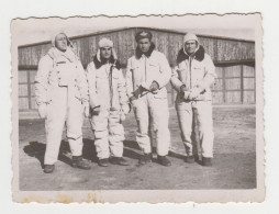 Bulgaria Bulgarian Ww2 Military Pilot Aviators, With Flight Suits, Airfield Scene, Vintage Orig Photo 8.4x6.2cm. (19787) - Oorlog, Militair