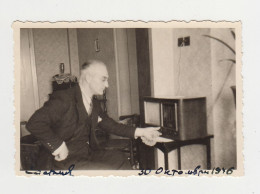 Man Pose To Old Tube Radio, Scene, Room Interior, Vintage Orig Photo 8.9x6cm. (14771) - Anonymous Persons