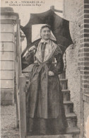 THOUARS - COIFFURE ET COSTUME DU PAYS - Femme Avec Ombrelle (ou Parapluie) Dans Des Escaliers CIRCULEE - Thouars
