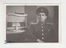 Young Man, Military Officer Pose To Old Tube Radio, Portrait, Vintage 1960s Orig Photo 8.6x6.cm. (24424) - Guerre, Militaire