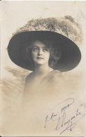 Carte Photo D'une Belle Femme Avec Un Beau Chapeau - Women