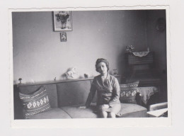 Woman Pose On Sofa, Room Interior, Old Tube Radio, Vintage Orig Photo 8.5x6.4cm. (57064) - Anonymous Persons