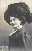 Carte Photo D'une Belle Femme Avec Un Beau Chapeau - Donne