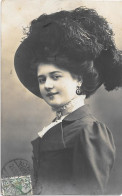 Carte Photo D'une Belle Femme Avec Un Beau Chapeau - Femmes