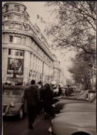 Jolie Photographie Ancienne Animée De Rue, Prisunic Des Champs Elysées à Paris, Voiture, 2CV, 5,4 X 7,8 Cm - Lugares