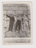 Guys, Two Young Men, Funny Pose On Monument, Vintage Orig Photo 6.4x8.8cm. (50845) - Anonymous Persons