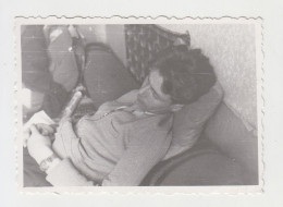 Young Man, Guy Sleeping On Sofa, Scene, Vintage Orig Photo 8.5x6cm. (24467) - Personnes Anonymes