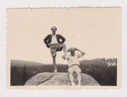 Two Men Funny Pose On Mountain Rock, Portrait, Vintage Orig Photo 8.7x6.3cm. (34905) - Anonymous Persons