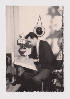 Man Looking On Map, Room Interior, Wall Clock, Old Lamp, Vintage Orig Photo 6.8x10cm. (34291) - Anonieme Personen