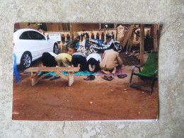 Photo Atypique Hommes En Prière Tournés Vers La Mecque  Parking Hôtel YAMEY à Localiser Moto Voiture ( Proche Orient ? ) - Ohne Zuordnung