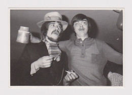 Guys, Two Young Men, Home Party Scene, Vintage Orig Photo 10.1x6.9cm. (34462) - Anonymous Persons