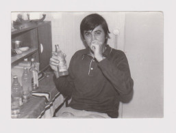 Young Man Pose With Bottle, Portrait, Vintage Orig Photo 10.6x7.5cm. (34463) - Personnes Anonymes