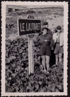 Photographie Ancienne Animée Autour D'un Panneau Routier Le Lautaret RN91 Hautes Alpes, 8,6 X 6,1 Cm - Places