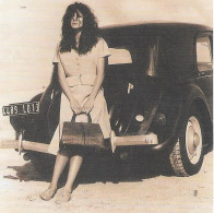 Une Femme Devant Une Automobile - Photo Thomas ANDERS - Otros & Sin Clasificación