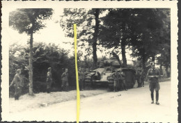 18 050 0624 WW2 WK2 CHER SANCERGUES CHAR TANK SOLDATS ALLEMANDS  1940 - Guerre, Militaire