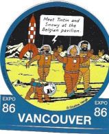 TINTIN  Autocollant. Expo 1986. Tintin Sur La Lune Avec Haddock Et Tournesol à Vancouver. - Bandes Dessinées