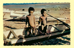 CPSM : SUD DE MADAGASCAR - Enfants à La Pirogue - (animée)(voir Scan Recto/verso) - Madagaskar