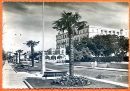 33 ARCACHON Boulevard Promenade Devant Le Grand Hotel Dentelée Carte Vierge TBE - Arcachon