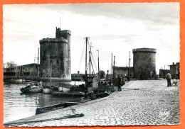 17 LA ROCHELLE Entrée Du Port Et Un Coin Des Quais Carte Vierge TBE - La Rochelle