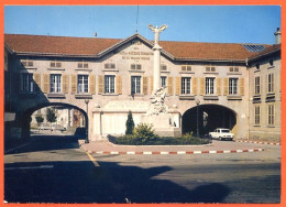 88 THAON LES VOSGES  Place De La Victoire Voitures 204  2 Cv CIM  SPADEM Carte Vierge - Thaon Les Vosges