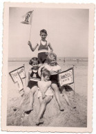 Snapshot Superbe Enfant Fille Garçon Plage Drapeau Publicité Pellicule Photo GEVAERT 30s Composition Iconique Vacances P - Personnes Anonymes