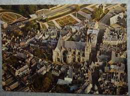 56  Morbihan CPM Vannes La Cathédrale St Pierre Les Vieux Quartiers Les Jardins - Vannes