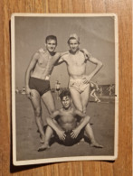19597.   Fotografia D'epoca Uomini Costume Mare Muscoli Aa '50 Italia - 10x7 Foto Lampo Lido Jesolo - Personnes Anonymes