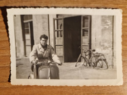 19598.   Fotografia D'epoca Uomo In Vespa Bicicletta Aa '50 Italia - 9,5x6,5 - Personnes Anonymes