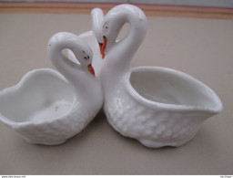 Un Saleron  Famille De Cygnes  En Porcelaine Blanche  Parfait état - Popular Art