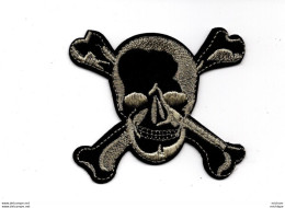 Insigne  De Pirates En Tissus  Brodé  Parfait état  8 Cm Sur 8 Cm - Armi Da Collezione